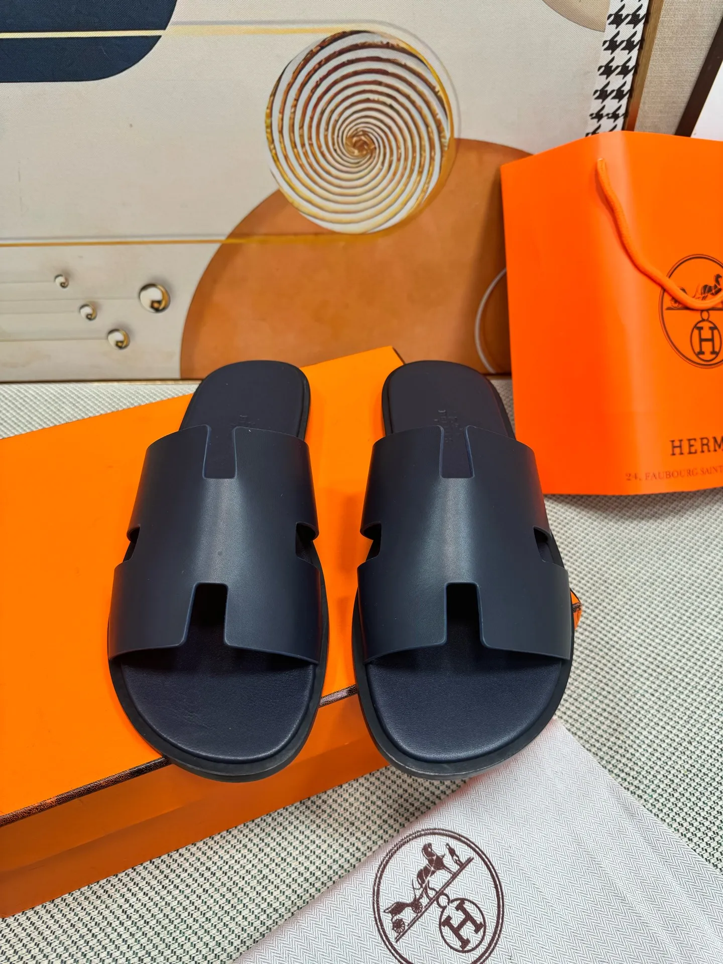 👟👟Ex-factory price 560👟👟 "HERMES" [Classic Original Version] Hermès; Top 🔝 Purchasing Agency 🔍🔍 Men's Latest 🇺🇸 Counter Sales Simultaneously, Original Imported from Italy: Silk Cowhide · Prominent (High-end · Nobility · Grade) Exquisite Workmanship (Italian 🇮🇹 Imported Water Dye Brand Wear-resistant ultra-thousand leather feet) Soles: Original soles specially provided by the original factory, ⚠exclusive double-layer movable rubber molded outsole; super comfortable, wear-resistant, non-slip, environmentally friendly🌳🌳🌳, real photos taken🎬The real ones are more beautiful🔍🔍 (high quality, single goods), you can enter and exit the counter at will* Code number: 38·39·40·41·42·43·44# (45# can be customized) (46 47➕30 customization is not returnable) Welcome to place an order...☕